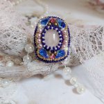 Bague Gabrielle brodée avec un cabochon ovale en pierre de gemme : le Quartz Rose à laquelle s'ajoute des cabochons poires et chatons en Cristal, perles nacrées, rocailles sur bague en laiton Bronze
